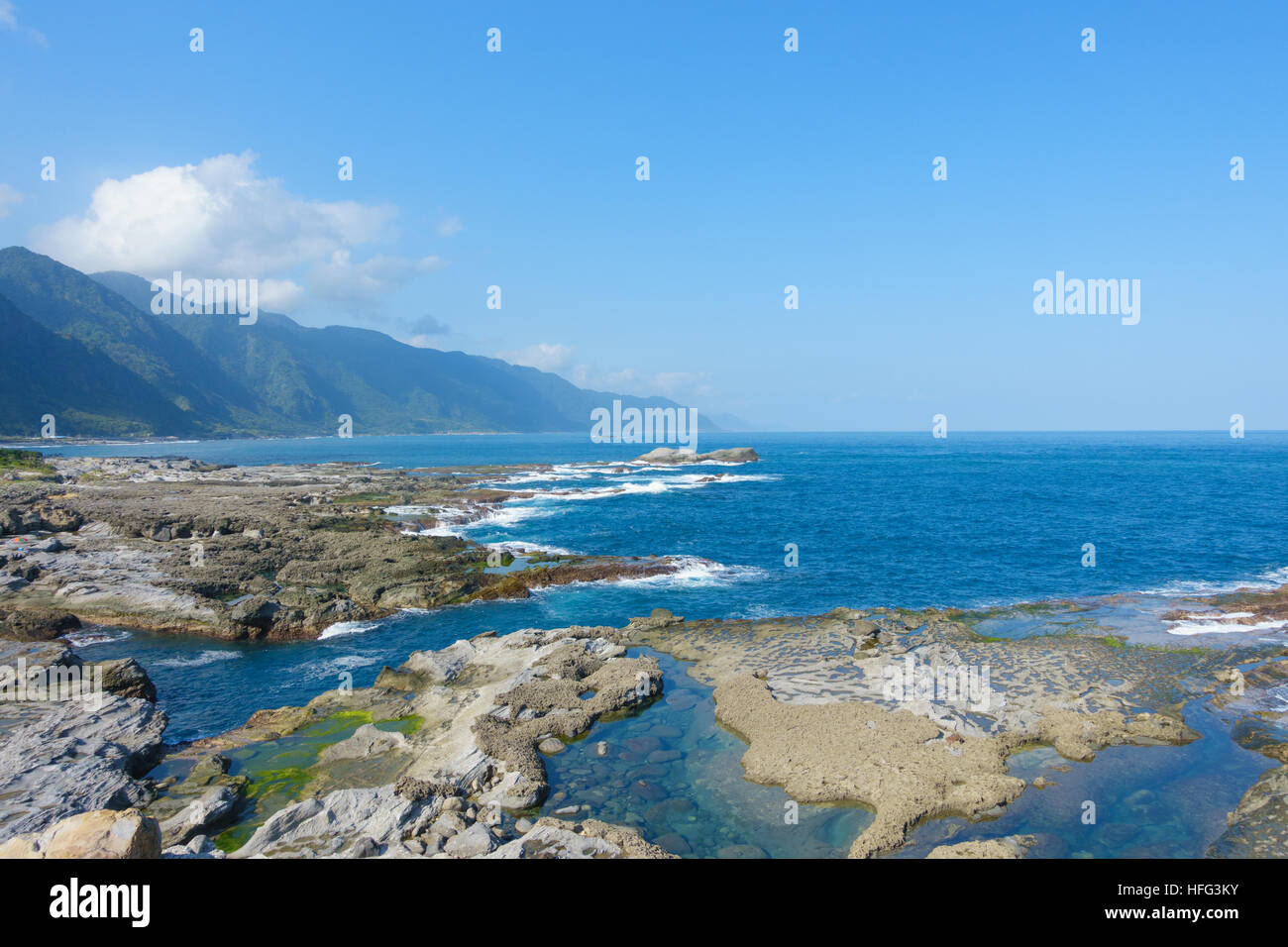 Taiwanesische Osten Felsenküste mit Bergen im Hintergrund 'Danti Ping Scenic Erholung", Hualien County Stockfoto