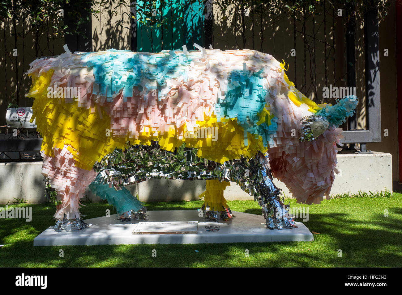 Ein Leben Größe Kuh Skulptur CowParade Perth 2016, eine Ausstellung von Kunst im öffentlichen Raum 40 Fiberglas-Kühe, die von lokalen Künstlern gemalt. Stockfoto