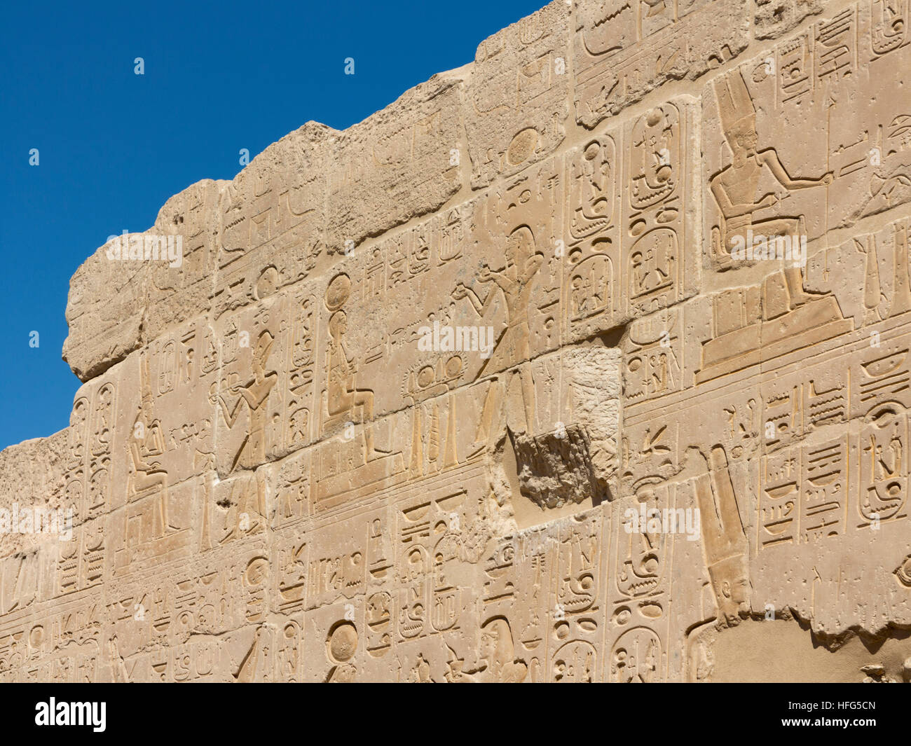 Reliefs am Leichenhalle Tempel von Sethos I am Westufer des Nils in Luxor, Ägypten, Nordafrika Stockfoto