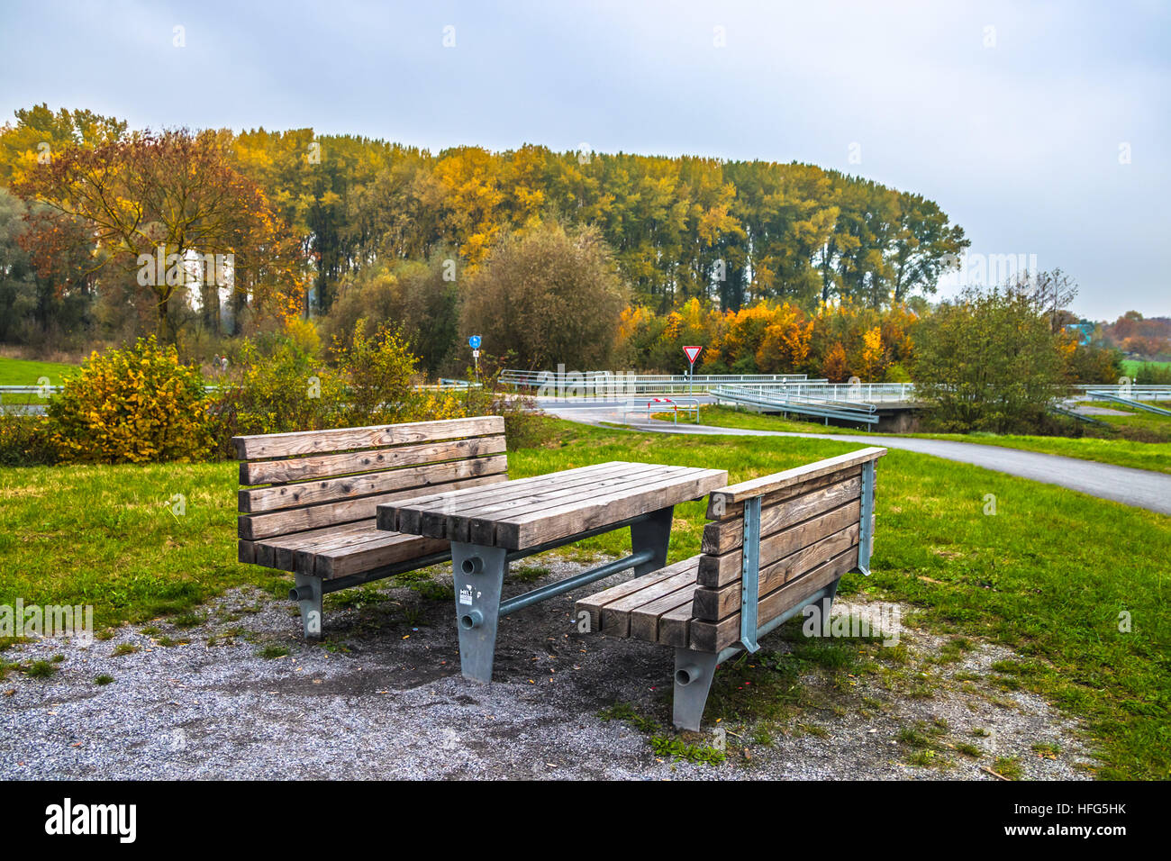 Holzstühle und Tisch in Ahlen Deutschland Stockfoto