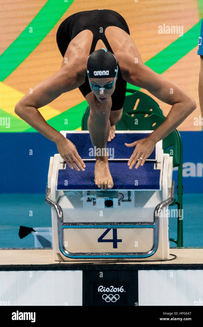 Rio De Janeiro, Brasilien. 8. August 2016.  Federica Pellegrini (ITA) am Beginn des Frauen 200m Freestyle-Laufes bei den Olympischen Sommerspielen 2016. © P Stockfoto