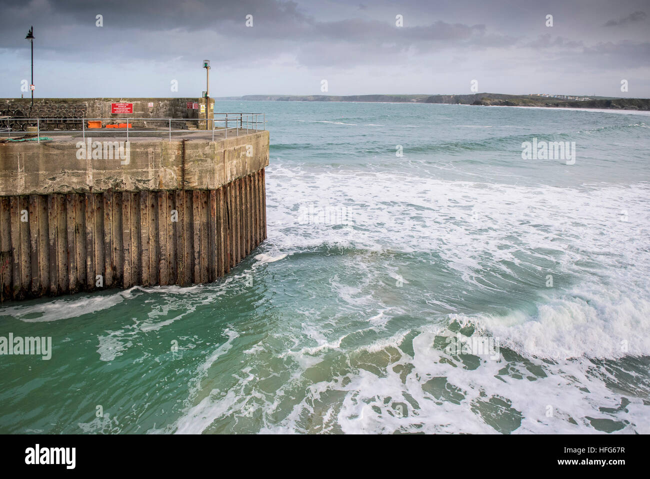 Der Eingang zum Hafen von Newquay in Cornwall. Stockfoto