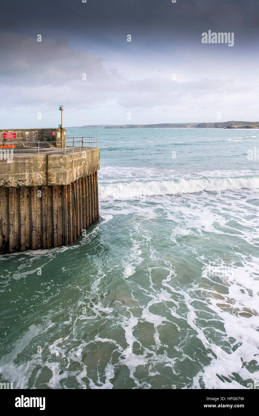 Der Eingang zum Hafen von Newquay in Cornwall, England, Großbritannien. Stockfoto