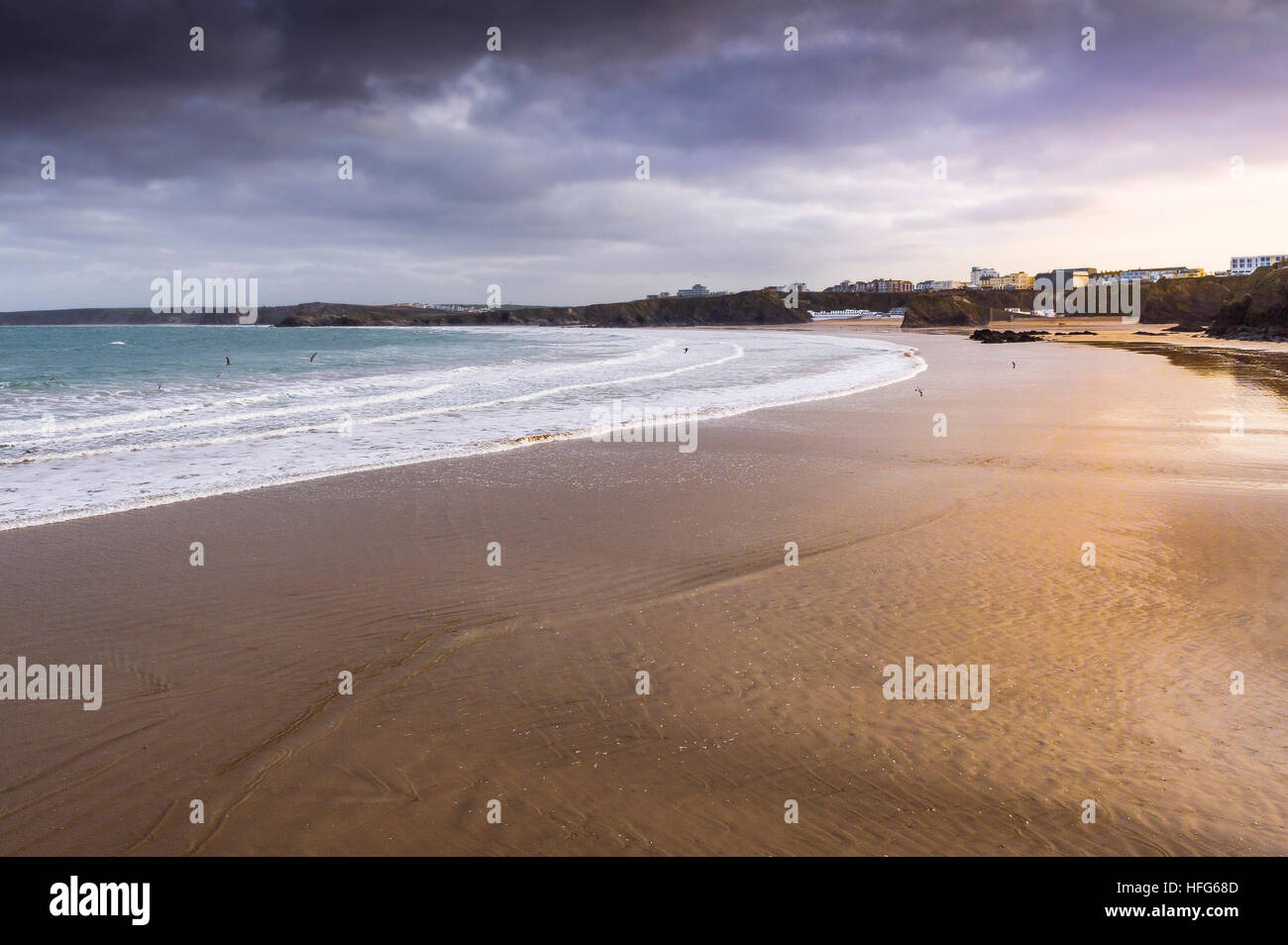 Gezeiten Sie am frühen Morgen ankommenden auf Towan Beach in Newquay, Cornwall, England, UK. Stockfoto