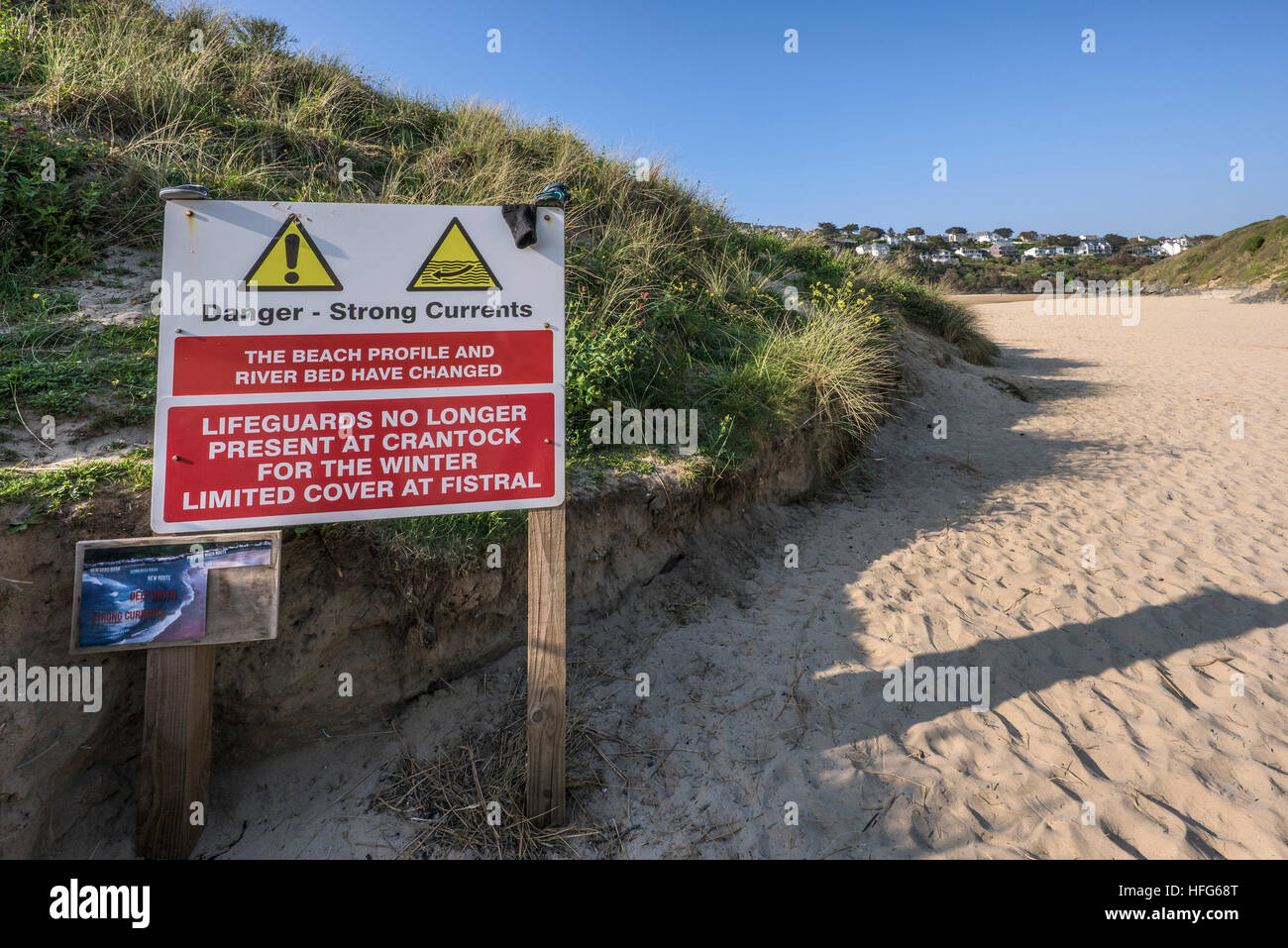 Ein Hinweisschild am Award Gewinner Crantock Beach in Newquay, Cornwall. Stockfoto