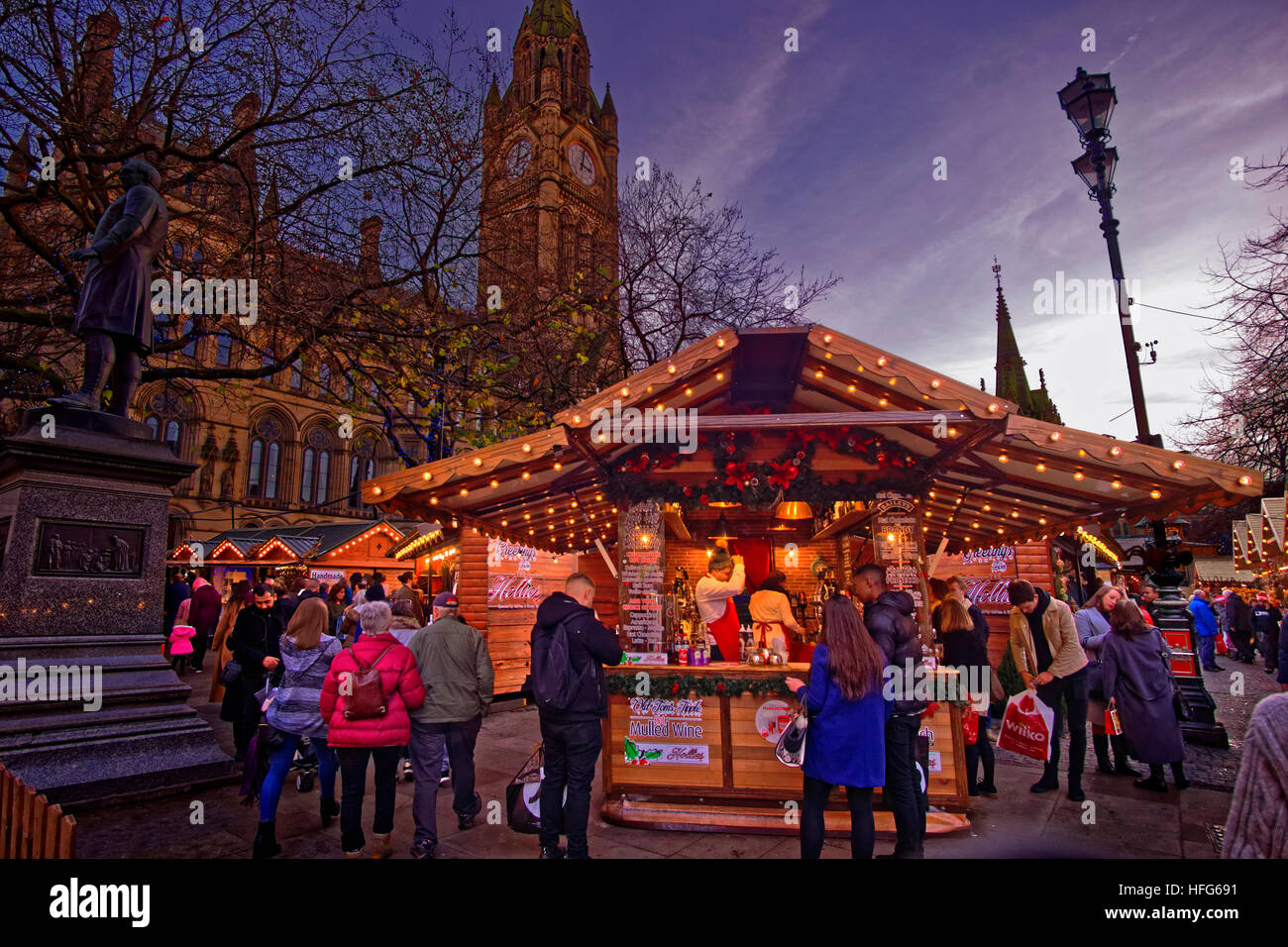 Manchester-Weihnachtsmarkt und Rathaus am Albert Square, Manchester Stadtzentrum, Greater Manchester. England. VEREINIGTES KÖNIGREICH. Stockfoto
