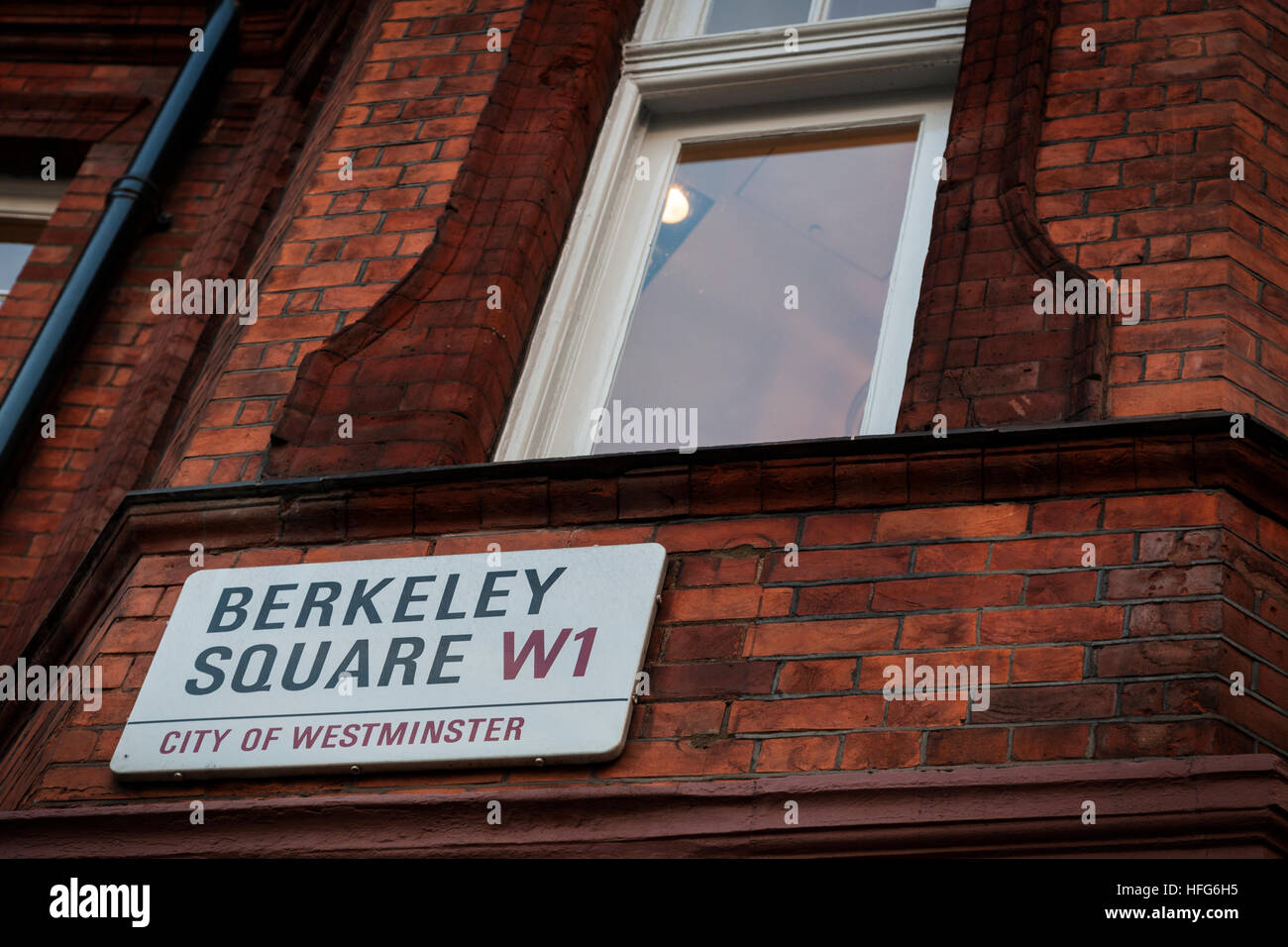 Berkeley Square Verkehrszeichen auf der Seite der roten Backsteingebäude in Mayfair, London Stockfoto