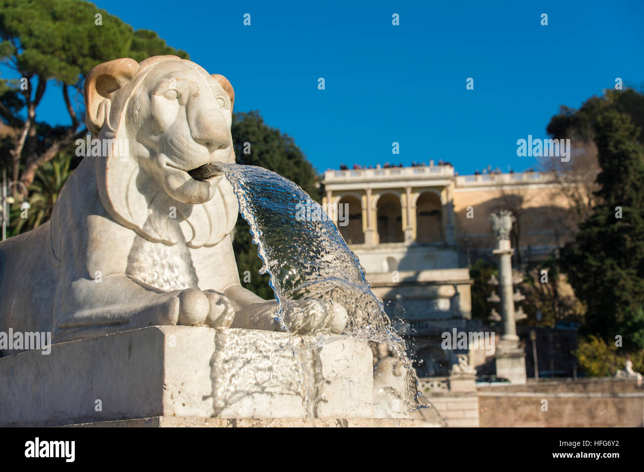 Ägyptische Marmorlöwe vom Platz des Volkes-Brunnen im Zentrum von Rom Stockfoto