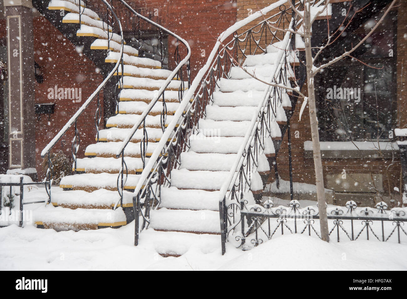 Traditionelle Treppen unter dem Schnee In Montreal Stockfoto
