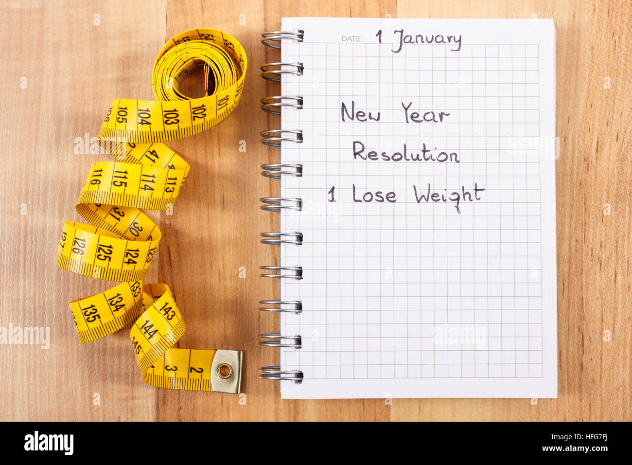 New Years Resolutionen abnehmen geschrieben in Notebook und Maßband, Konzept des Abnehmens Stockfoto