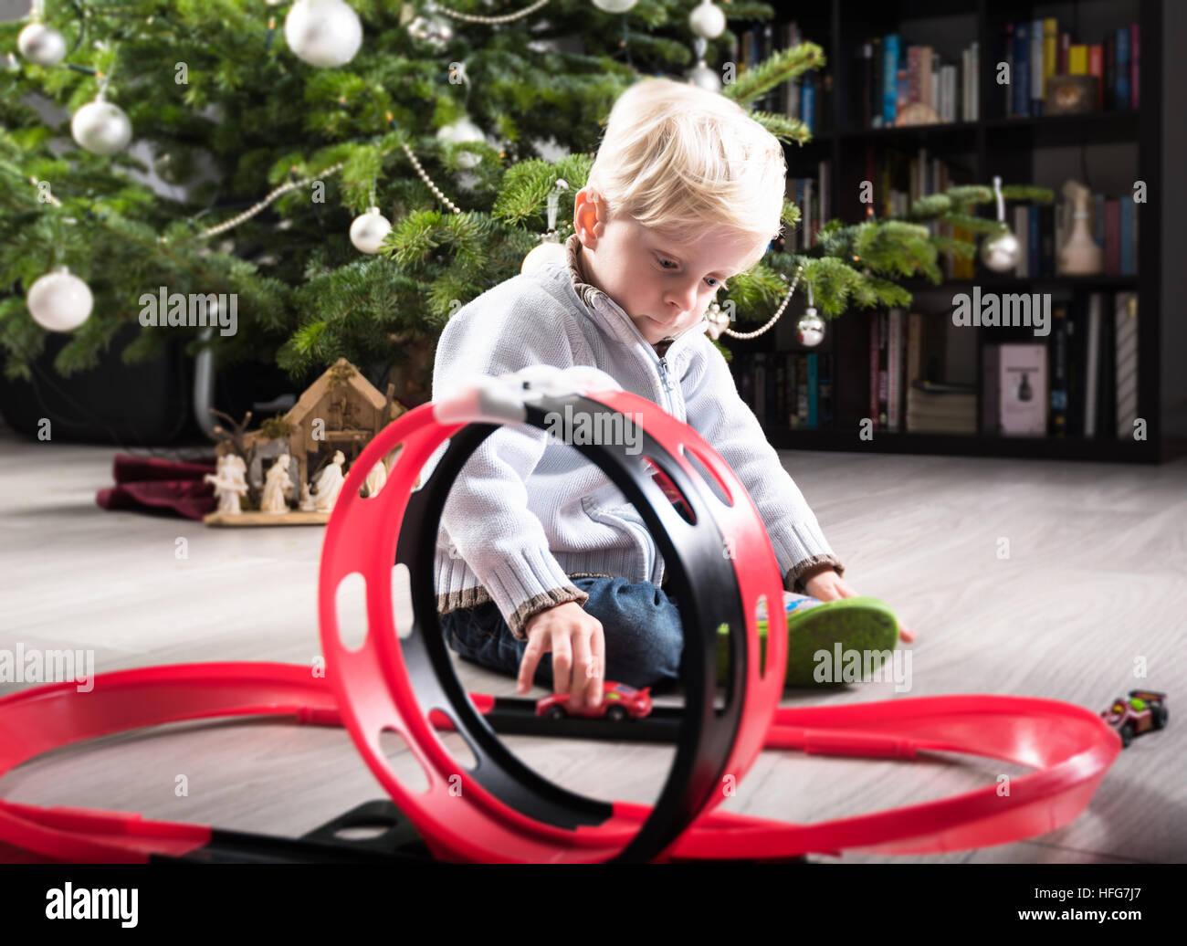 Jungen spielen mit Weihnachtsgeschenk Stockfoto