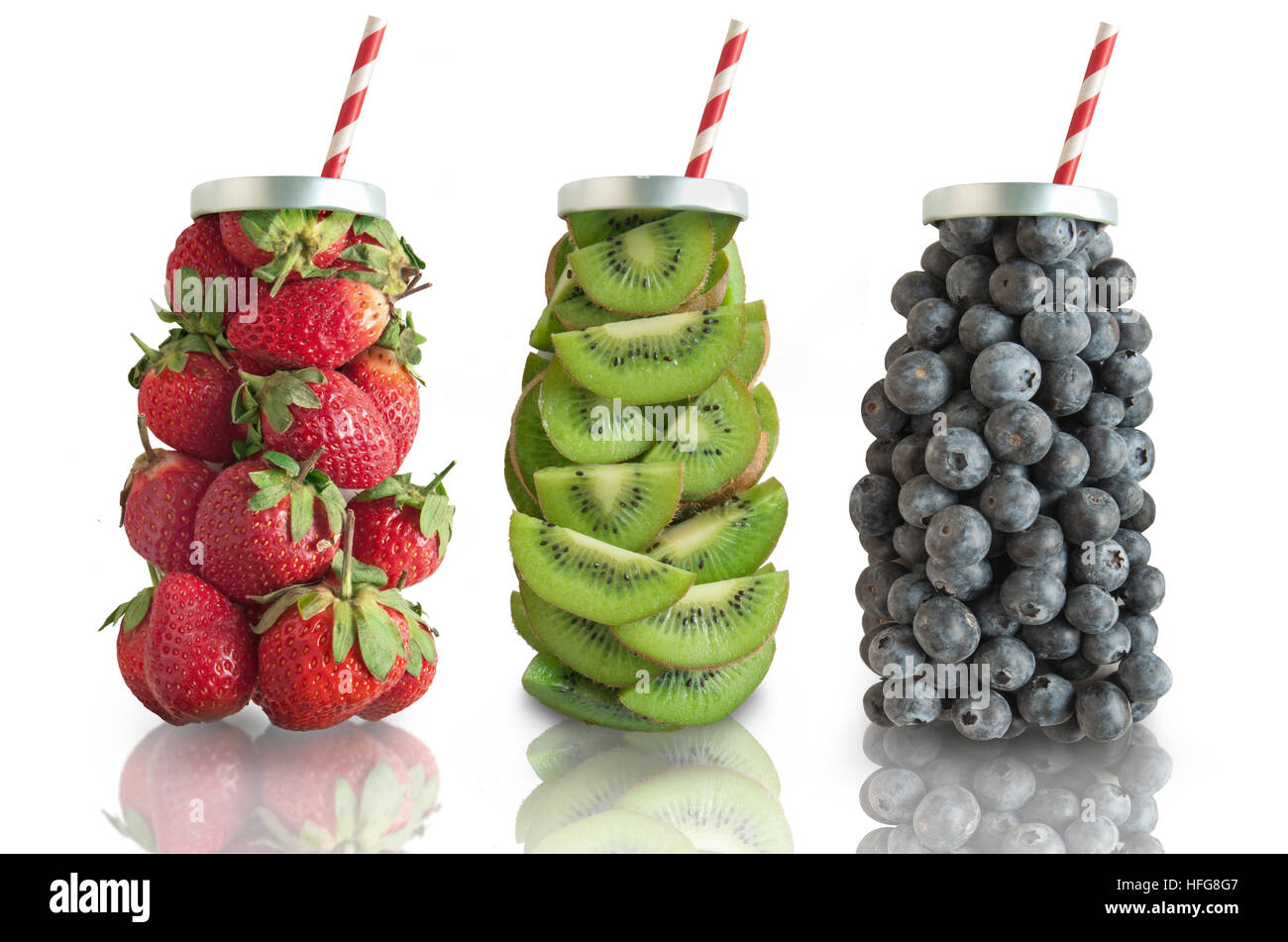 Früchte in Form eines Getränkes mit Stroh darunter Erdbeeren, Kiwis und Heidelbeeren Stockfoto