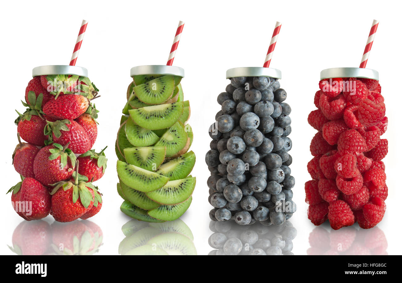 Früchte in Form eines Getränkes mit Stroh darunter Erdbeeren, Himbeeren, Kiwis und Heidelbeeren Stockfoto