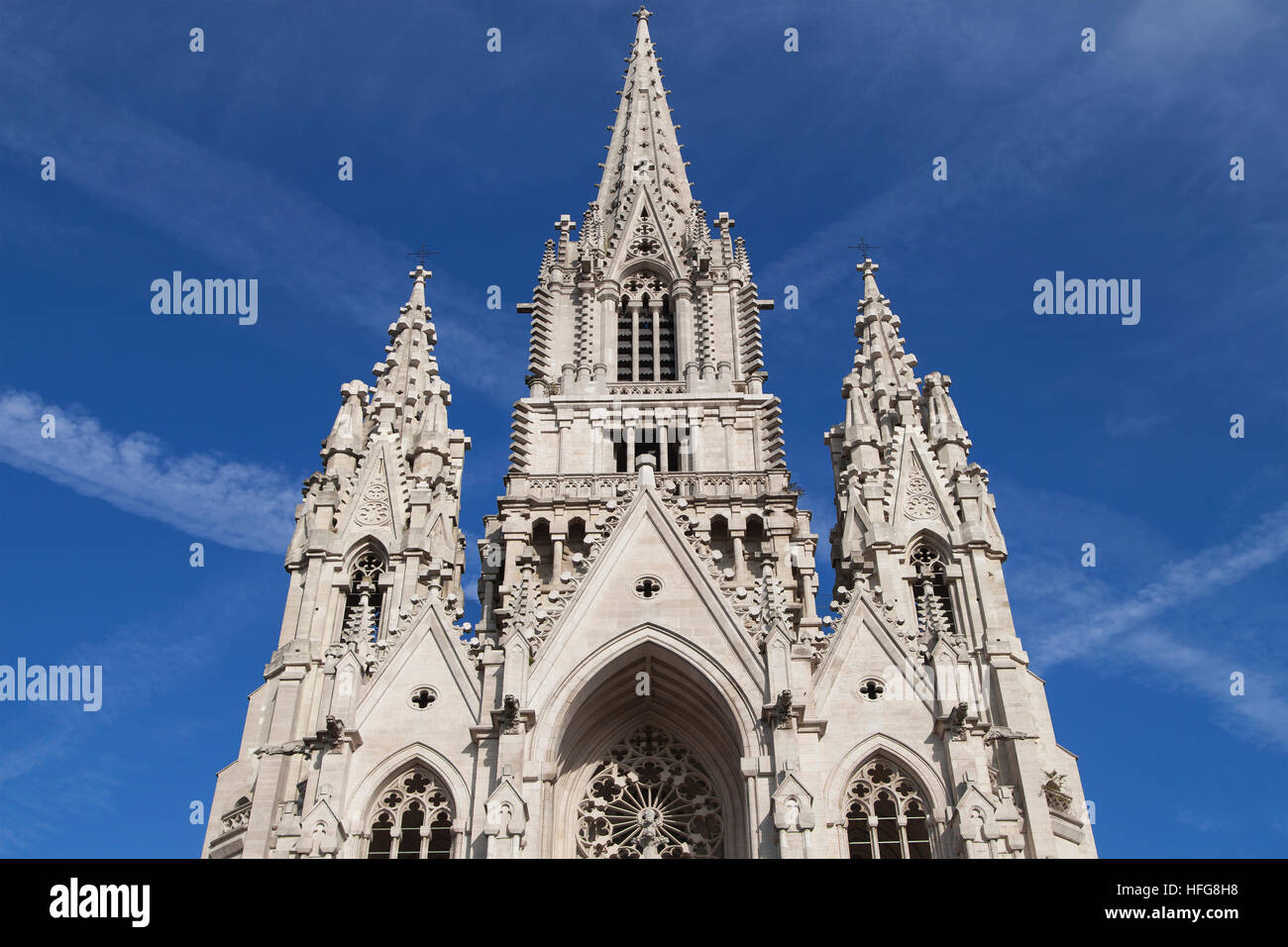 Turmspitzen der neugotischen Kirche von Notre Dame de Laeken in Brüssel, Belgien. Stockfoto