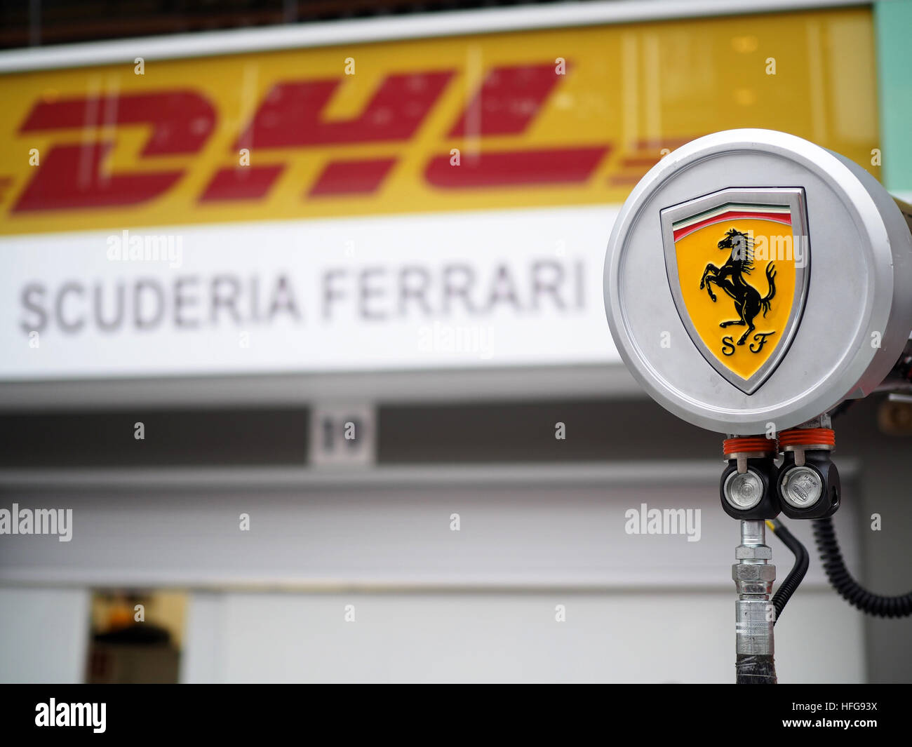 Formel 1 F1 grand Prix racing Motorsport Scuderia Ferrari-hydraulische Boom-Detail-Logo-Team Italien DHL Stockfoto