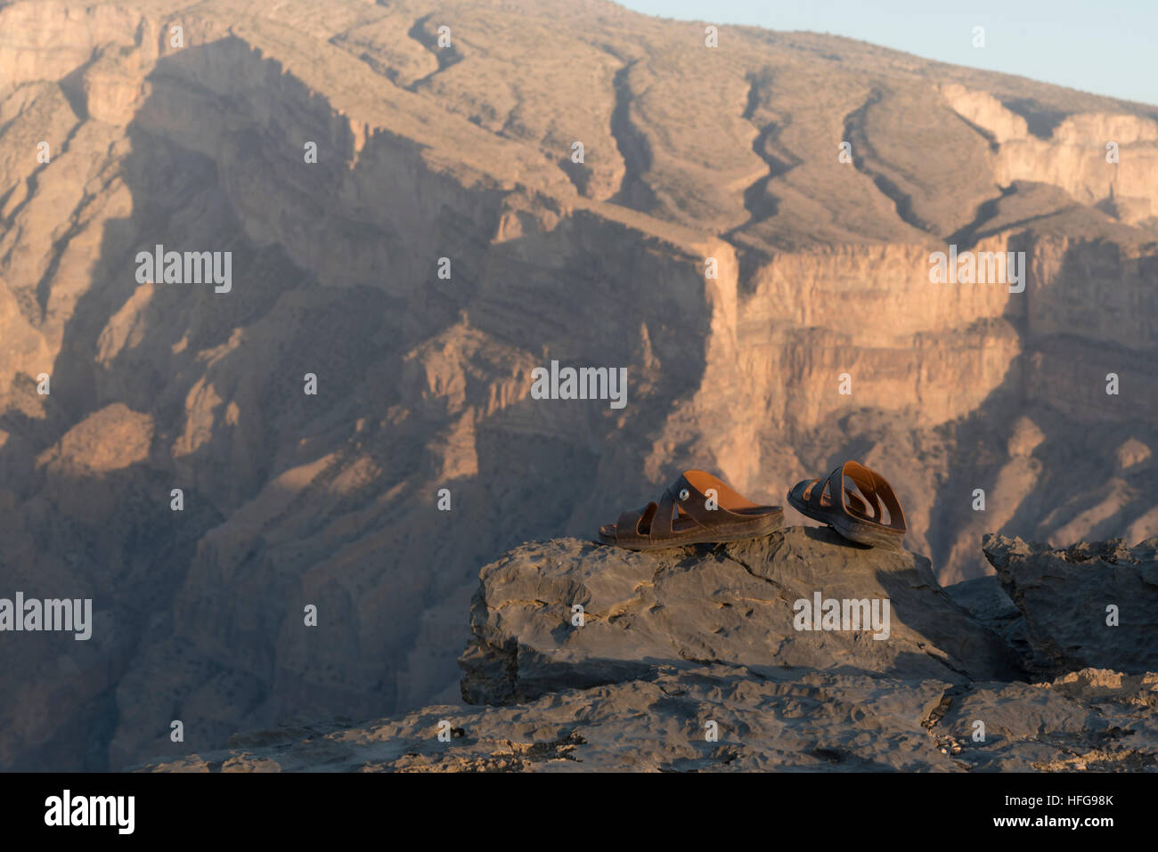 Omanische Hausschuhe am Rande des Jabal Shams Canyon. Jabal Shams, Sultanat von Oman Stockfoto