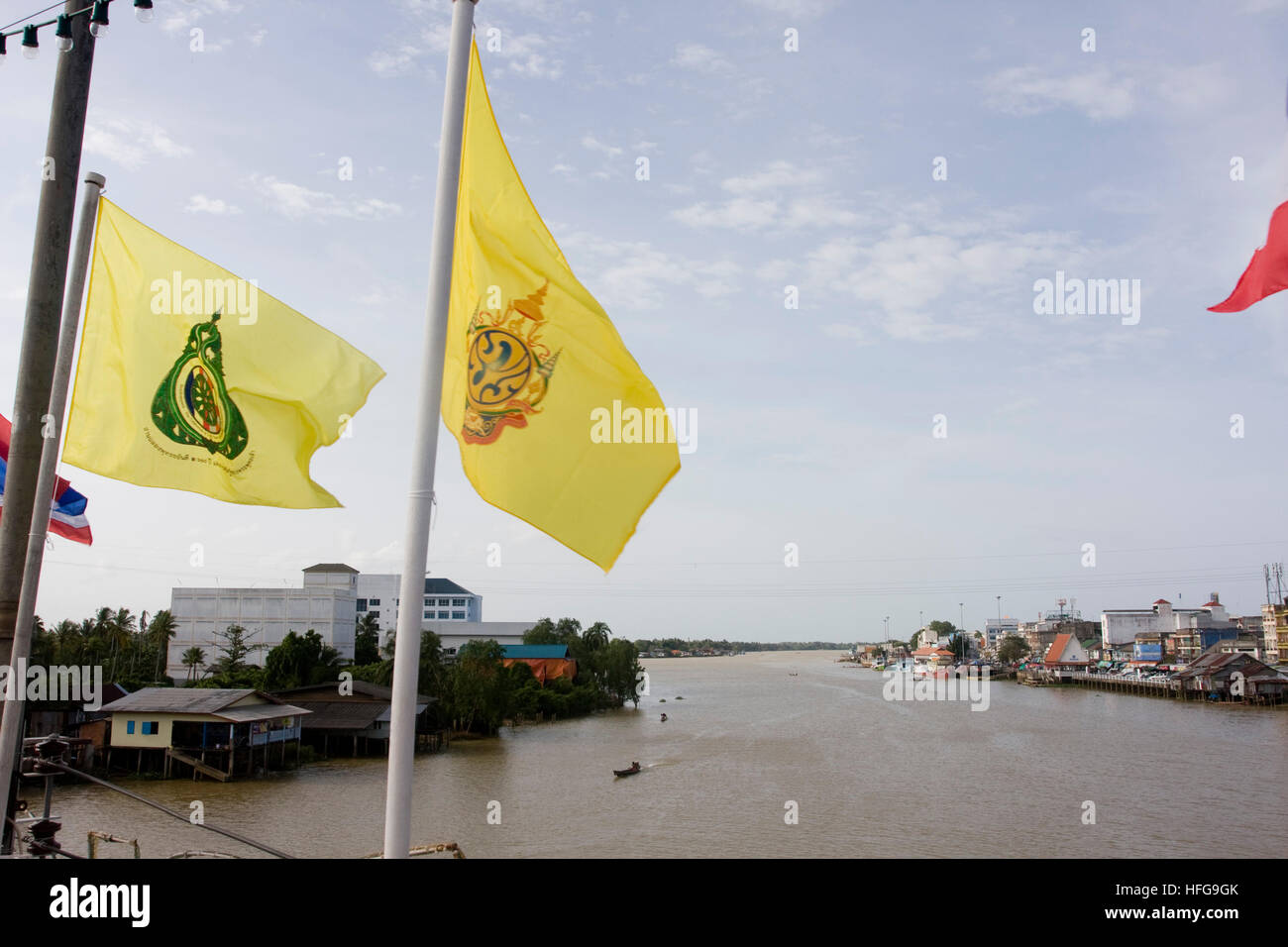 TAPI River von einer Brücke in der Stadt Surat Thani aus gesehen. Stockfoto