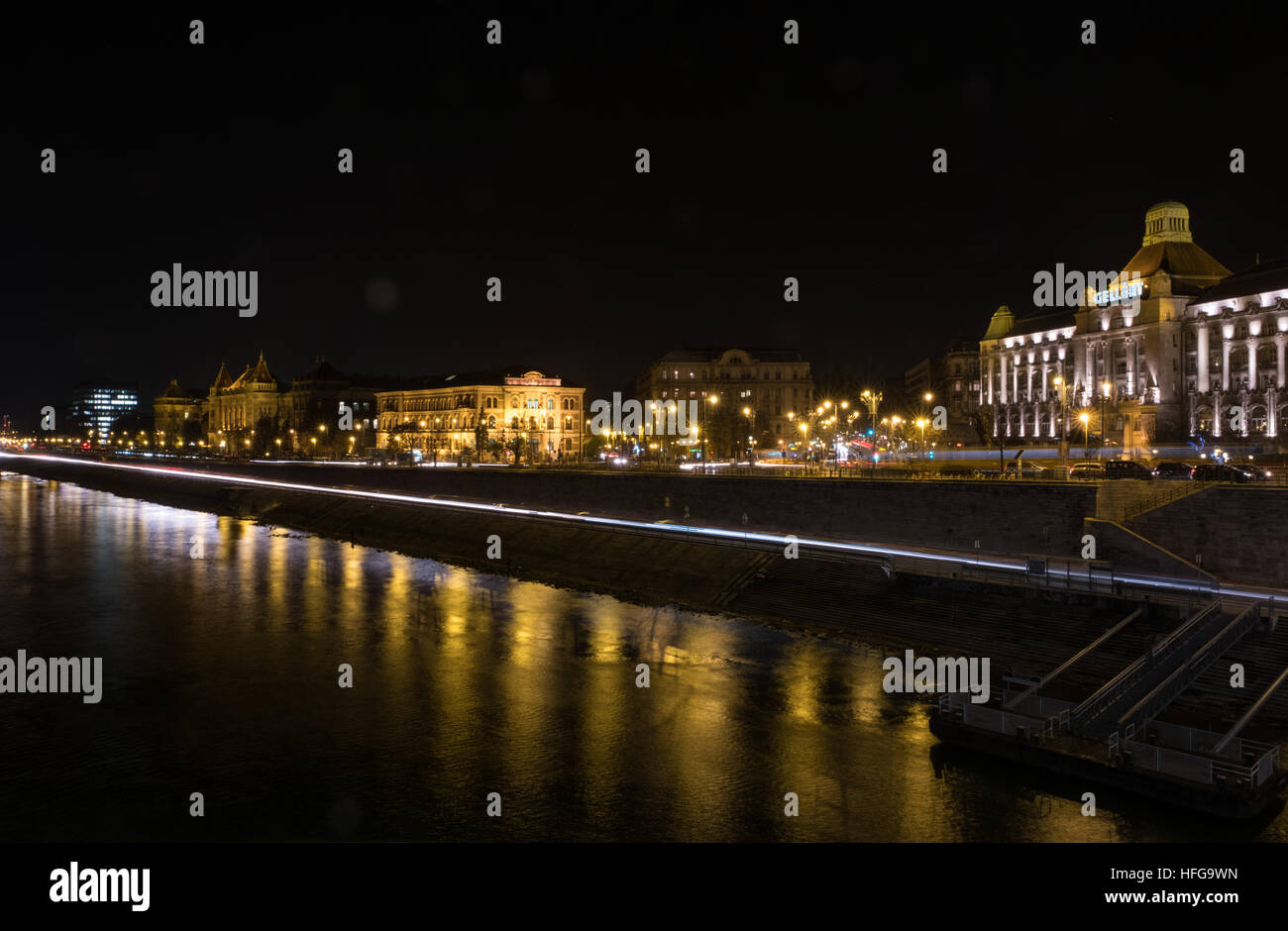 Nachtansicht der beleuchteten Budaer Ufer der Donau und Hotel Gellert Budapest, Ungarn Stockfoto