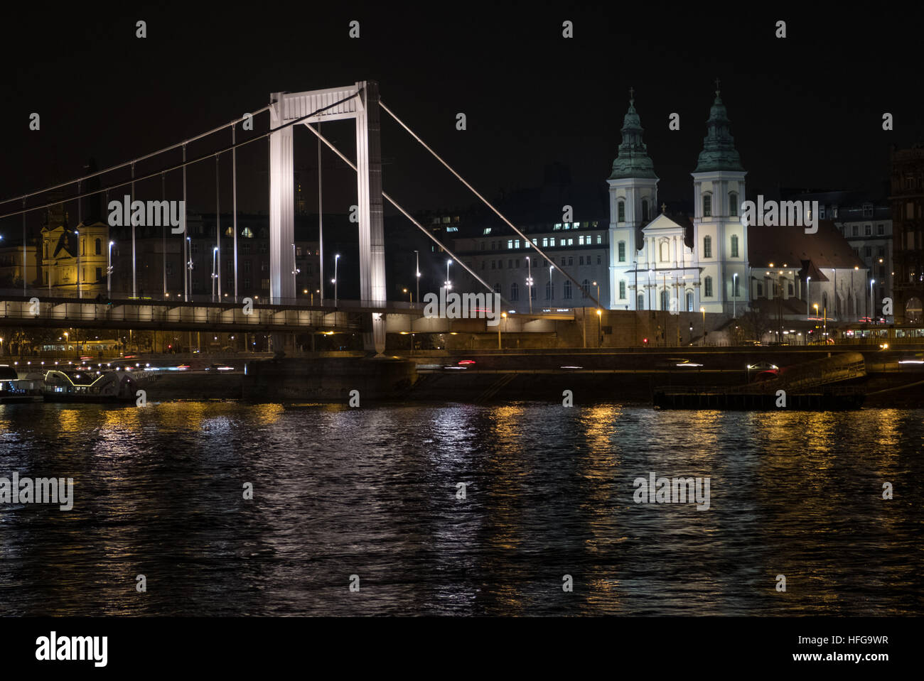 Nachtansicht der beleuchteten Elisabethbrücke, innerstädtische Pfarrkirche und Donau, von der Buda-BankBudapest, Ungarn Stockfoto