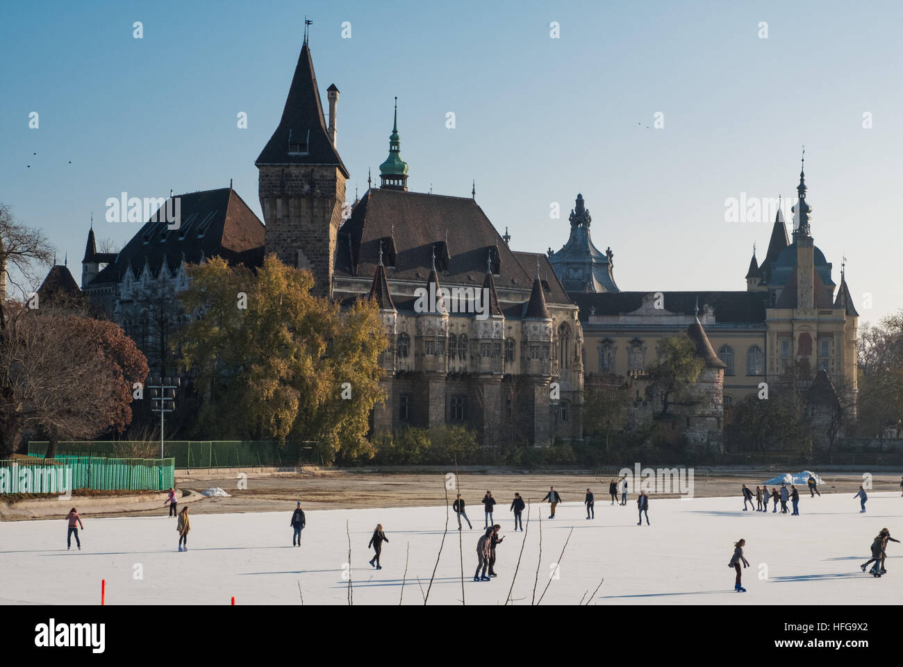 Stadtpark-Eisbahn und Vajdahunyad-Burg, Budapest, Ungarn Stockfoto