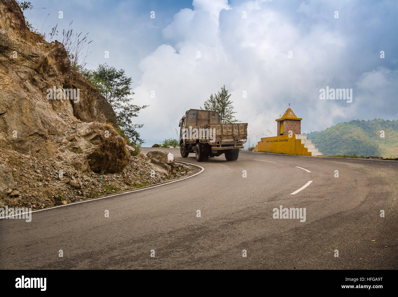 LKW fährt durch eine Himalaya-Berg-Straße von Lachung nach Chungthang Sikkim, Indien Stockfoto