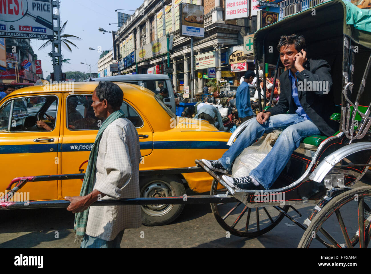 Kolkata (Calcutta, Kalkutta): zog Rikscha, Mann mit Handy als Passagier, West-Bengalen, Westbengalen, Indien Stockfoto