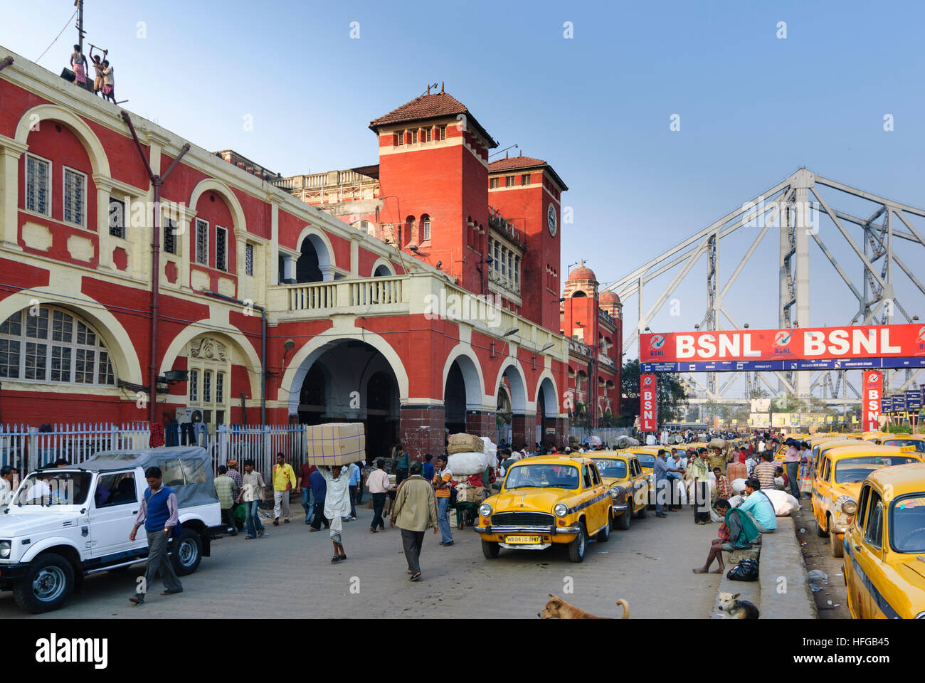 Kolkata (Calcutta, Kalkutta): Howrah Station und Rabindra Setu (Rabindra Brücke, früher: Haora-Brücke, Howrah Bridge), West-Bengalen, Westbeng Stockfoto