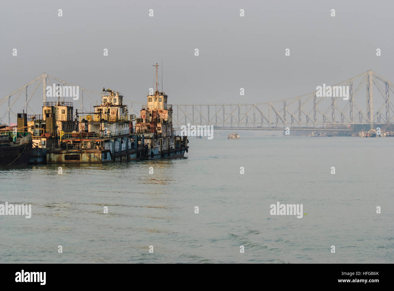 Kolkata (Calcutta, Kalkutta): Rabindra Setu (Rabindra Brücke, früher: Haora-Brücke, Howrah Brücke) über den Hooghly mit Schiffen, West-Bengalen, Westb Stockfoto