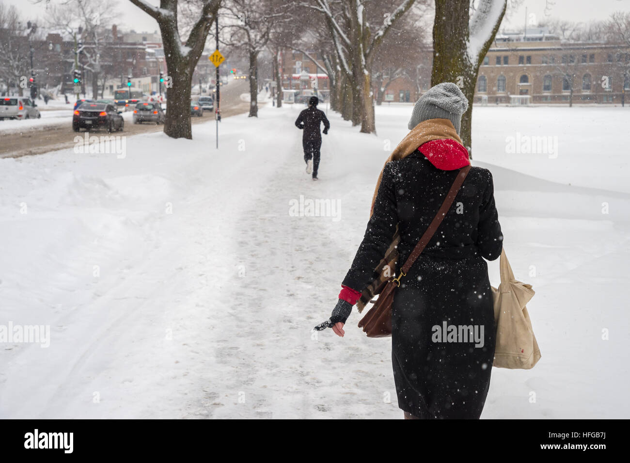 Montreal, CA - 12. Dezember 2016: Schneesturm in Montreal. Fußgänger auf der Park Avenue. Stockfoto