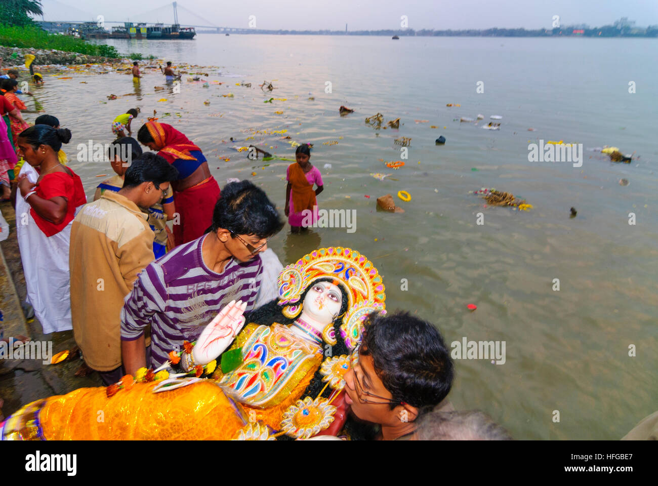 Kolkata (Calcutta, Kalkutta): Inder hand über eine Statue der Hindu-Göttin Saraswati Hooghly River auf dem Festival Saraswati Puja, West Beng Stockfoto
