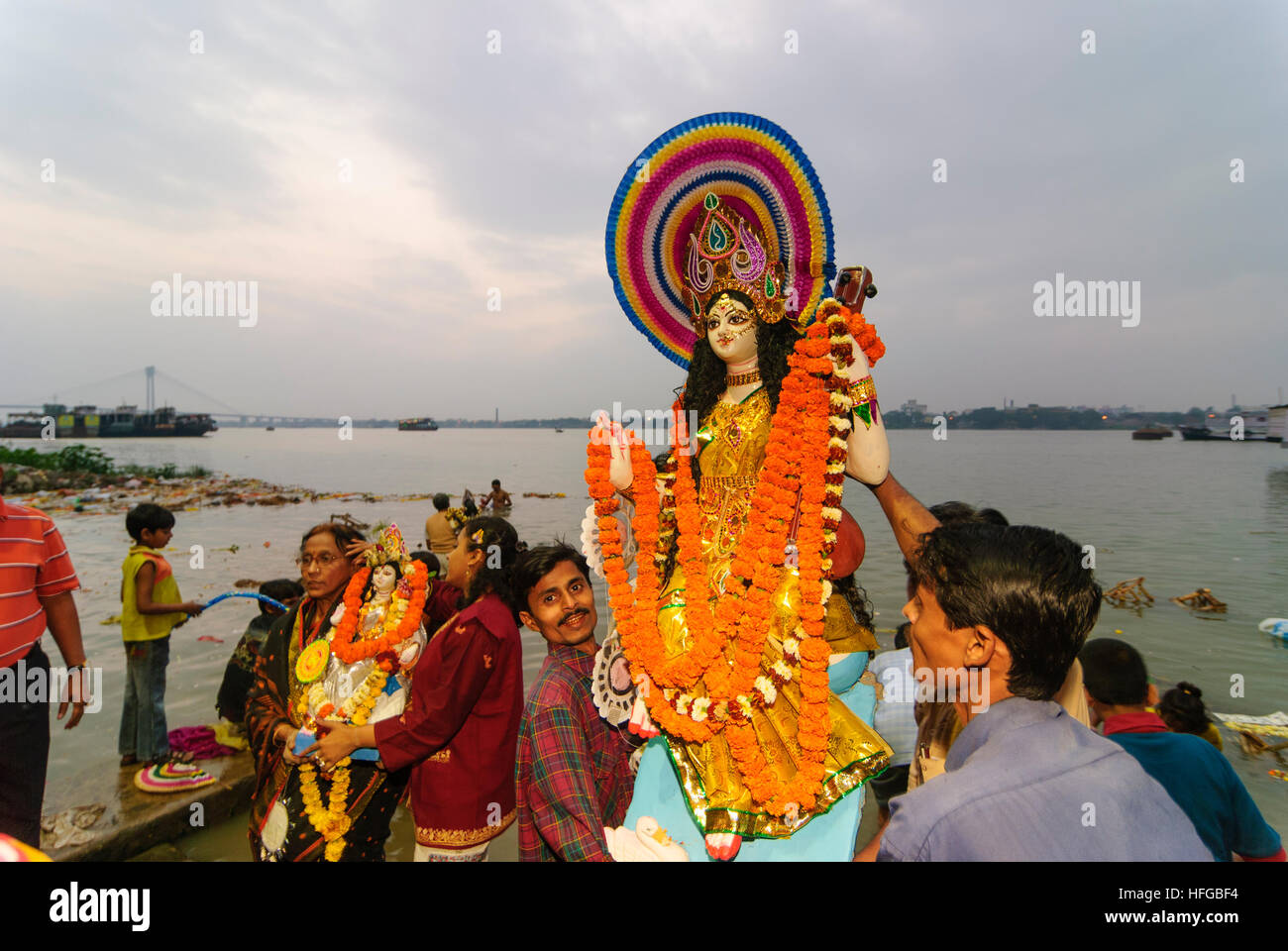 Kolkata (Calcutta, Kalkutta): Inder hand über eine Statue der Hindu-Göttin Saraswati Hooghly River auf dem Festival Saraswati Puja, West Beng Stockfoto
