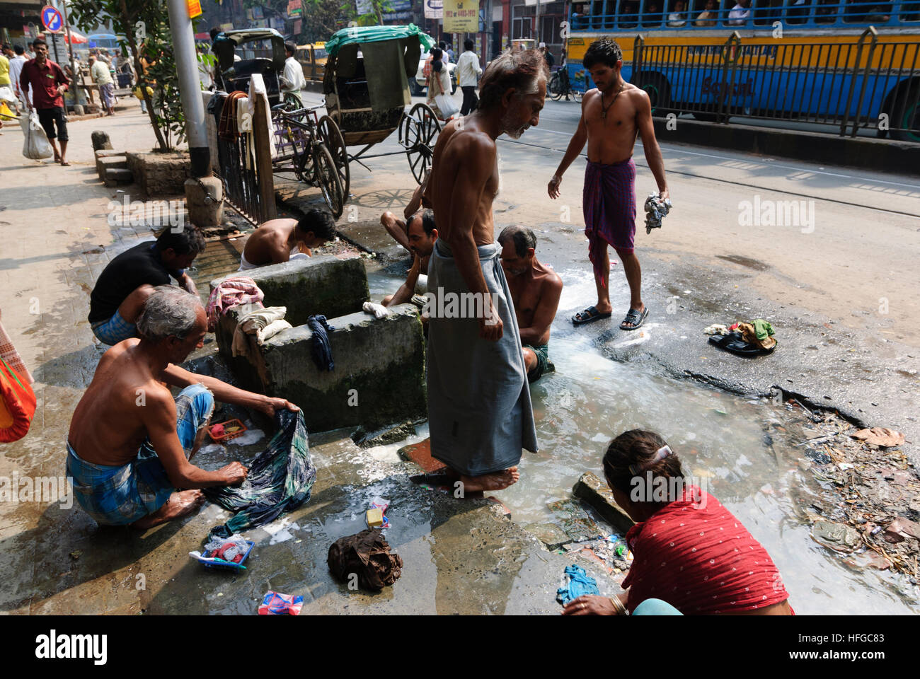 Kolkata (Calcutta, Kalkutta): Indianer Wäschewaschen an einem öffentlichen Bewässerung-Ort, West-Bengalen, Westbengalen, Indien Stockfoto