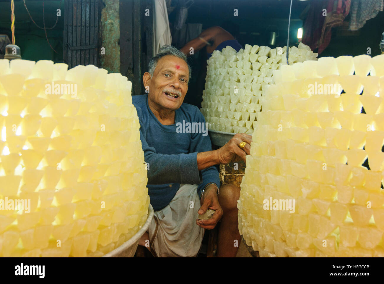 Kolkata (Calcutta, Kalkutta): Basar; Verkäufer von Zucker, Süßigkeiten, West-Bengalen, Westbengalen, Indien Stockfoto
