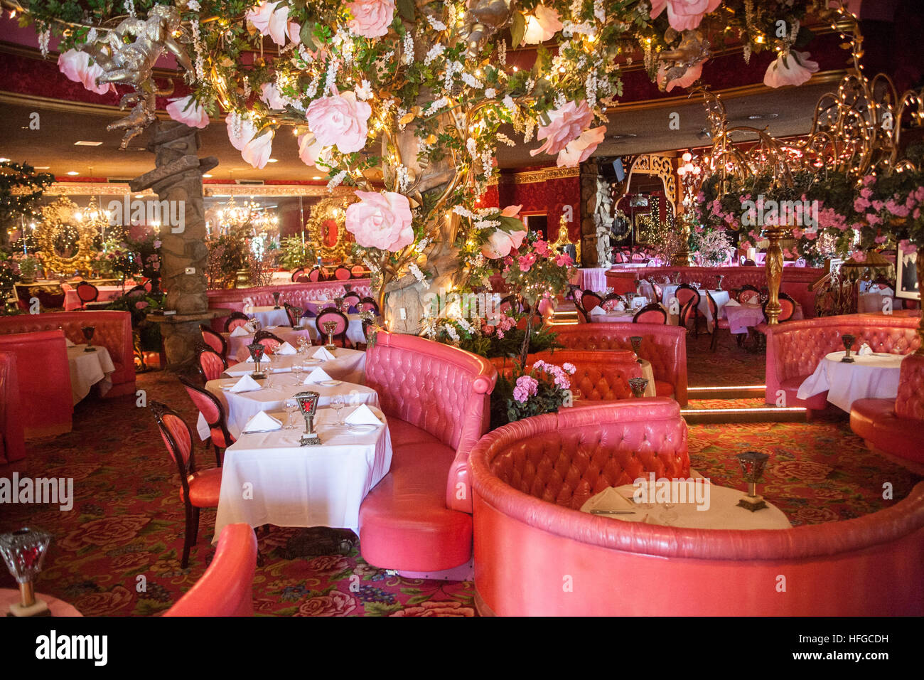 Das Grosszugige Madonna Inn Motel Beruhmt Rosa Dekor Und
