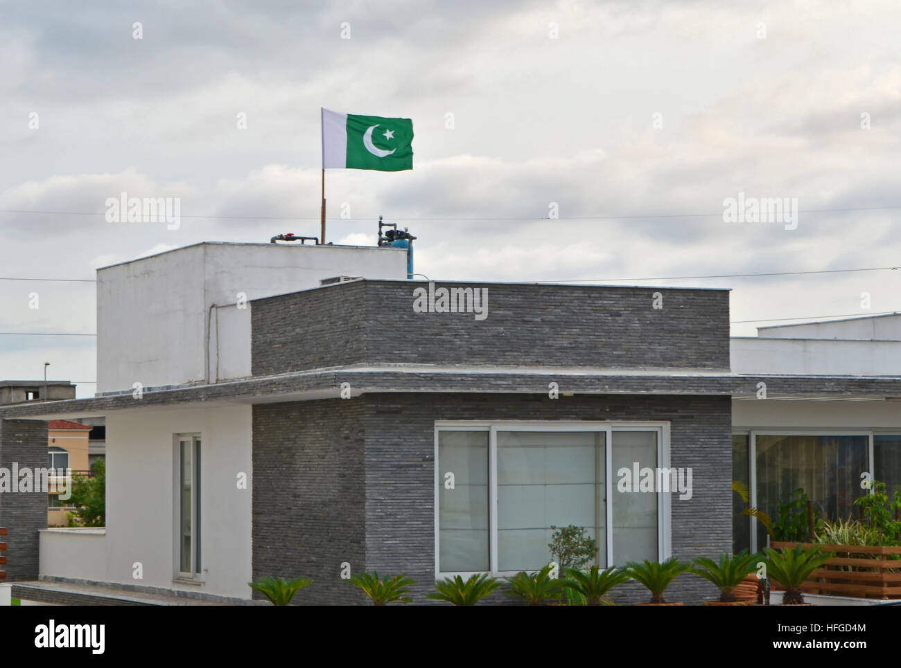 Pakistanische Flagge hoch auf einem Gebäude Stockfoto