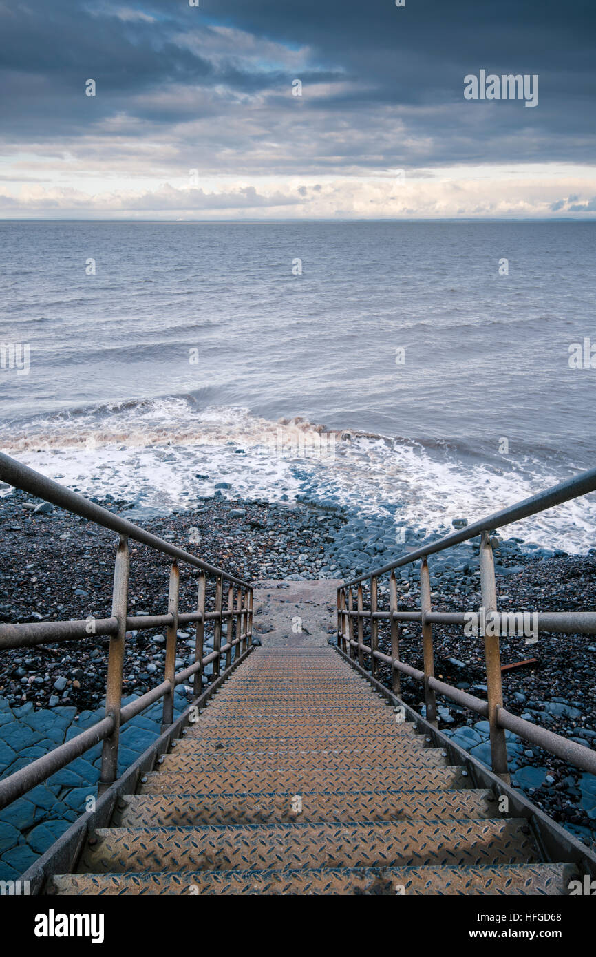 Metall Treppe führt hinunter die Flut Stockfoto