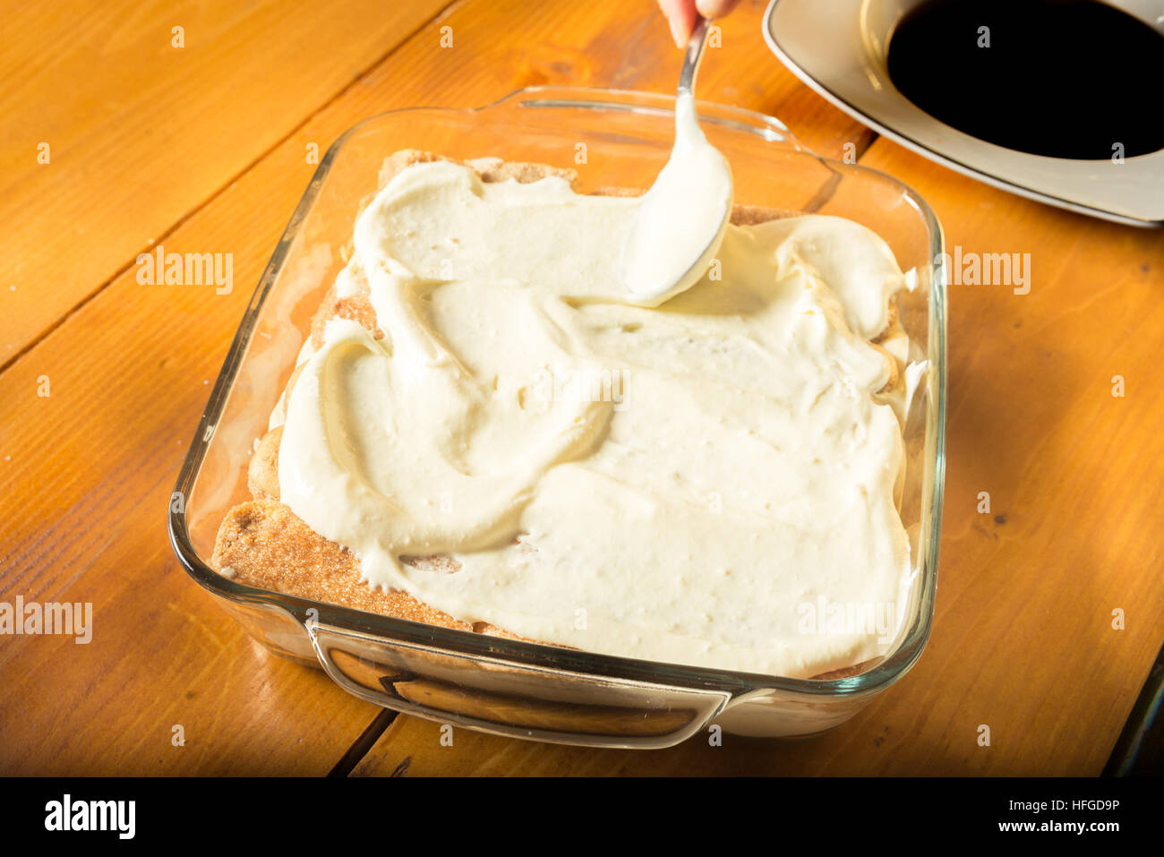 Das Tiramisu vorbereiten Stockfoto