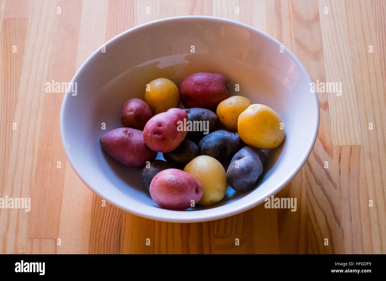 Tricolor Baby Frühkartoffeln Stockfoto