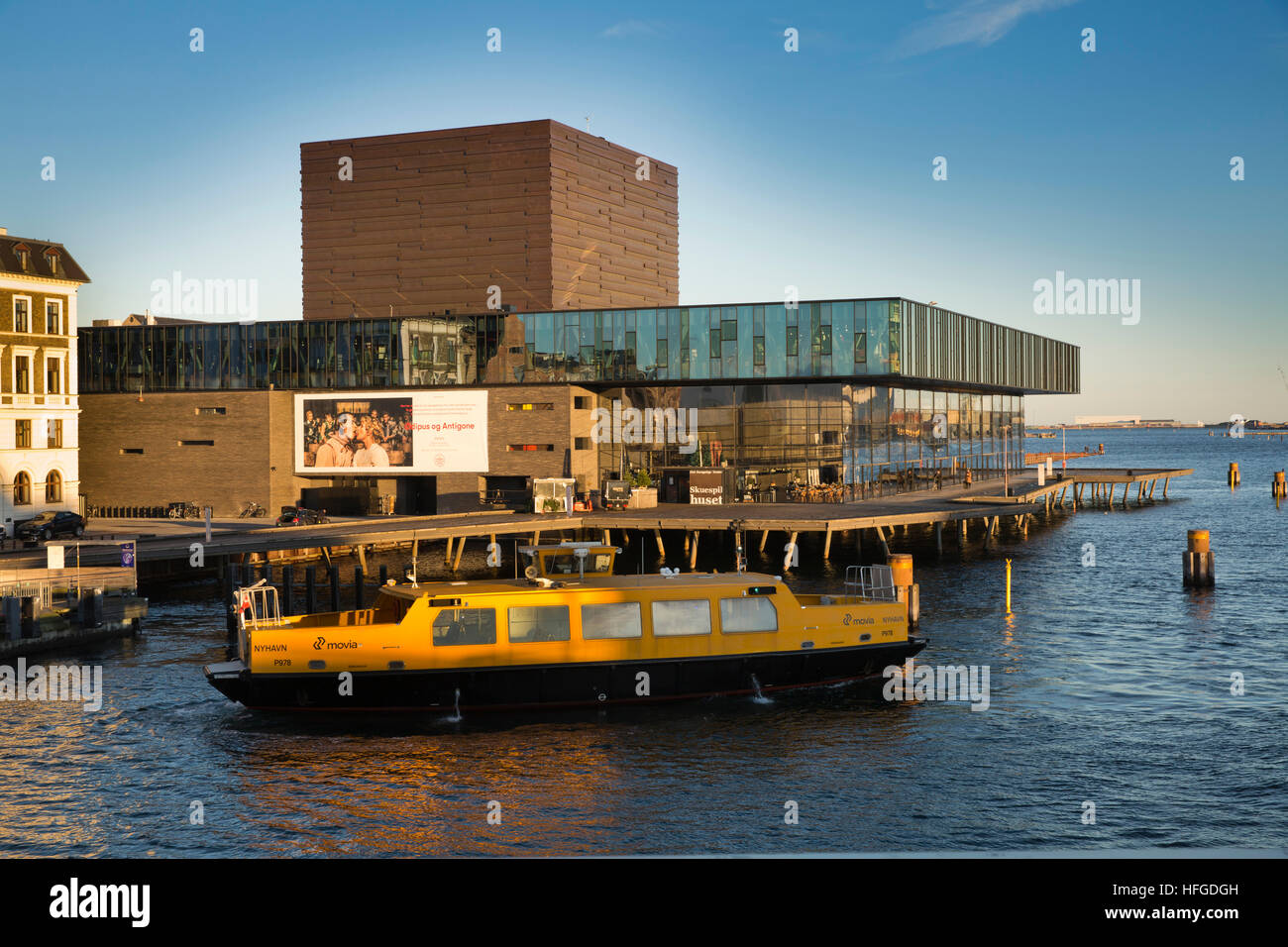 Dänemark, Kopenhagen, Nyhavn, Hafen, Wasser, Bus ab Haltestelle neben Skuespilhuset Royal Danish Playhouse Stockfoto