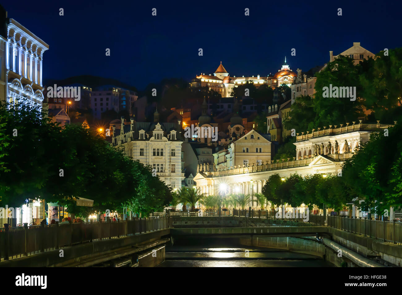 Karlovy Vary (Karlsbad): Promenade am Fluss Tepla (Stift) mit der Mühlbrunnen Kolonnade Säulengang, Blick auf das Hotel Imperial auf dem Berg, Ka Stockfoto
