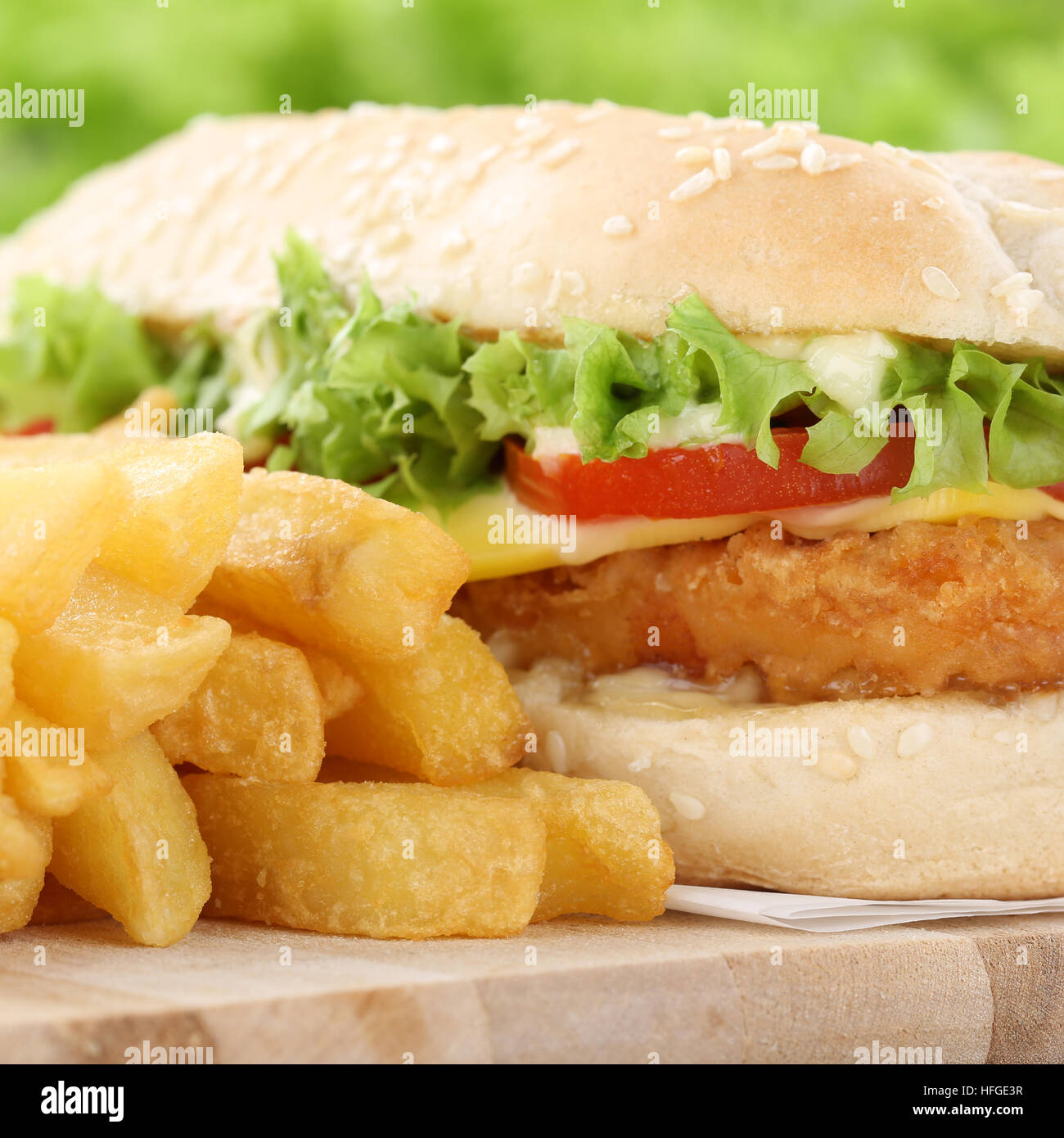 Chickenburger Chicken Burger Hamburger mit Pommes frites Closeup Nahaufnahme Tomaten Käse ungesund Stockfoto