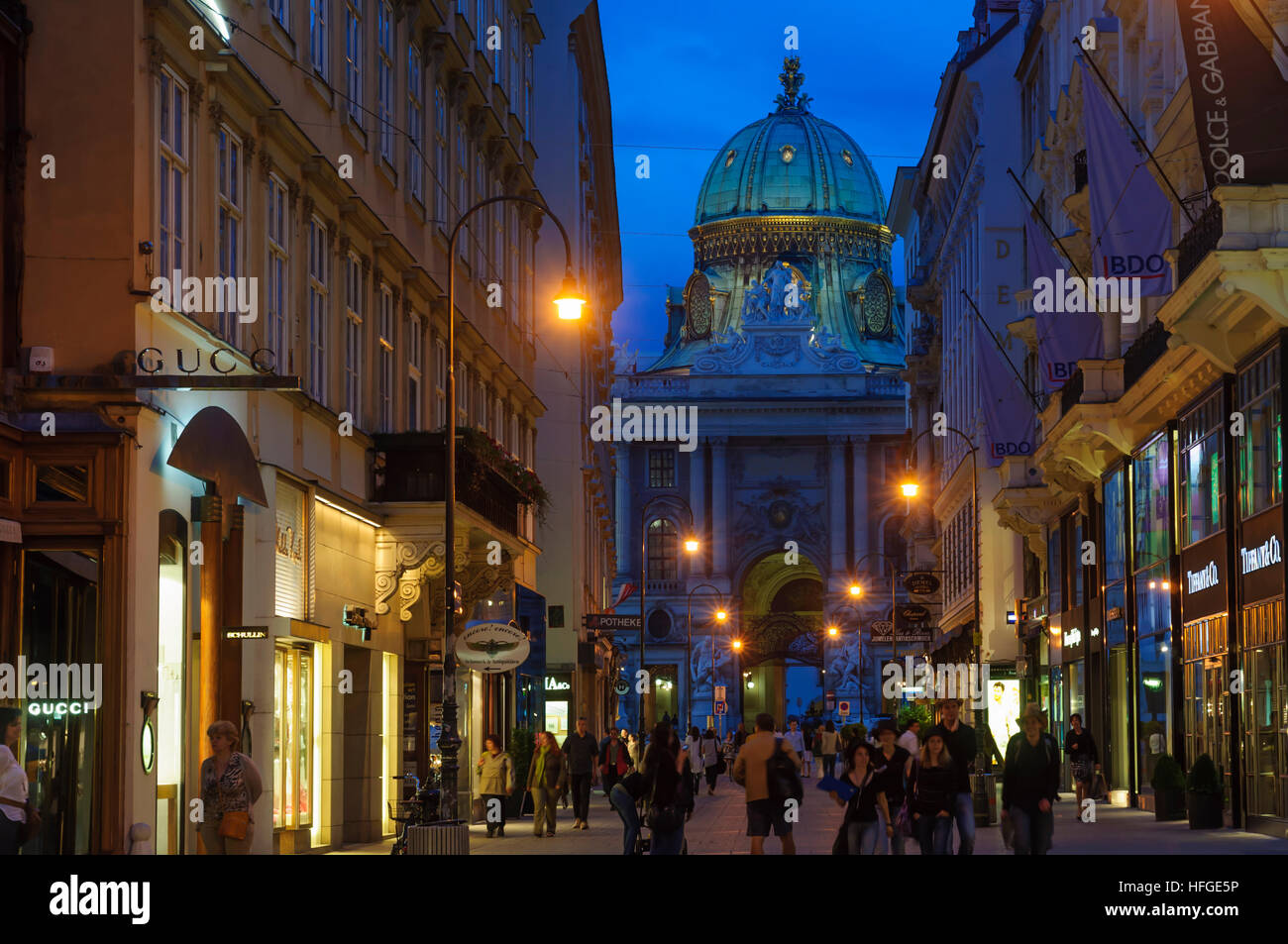Wien, Wien: Street Kohlmarkt mit Blick auf das Michaelertor der Hofburg, Luxusgeschäfte, Wien, Österreich Stockfoto