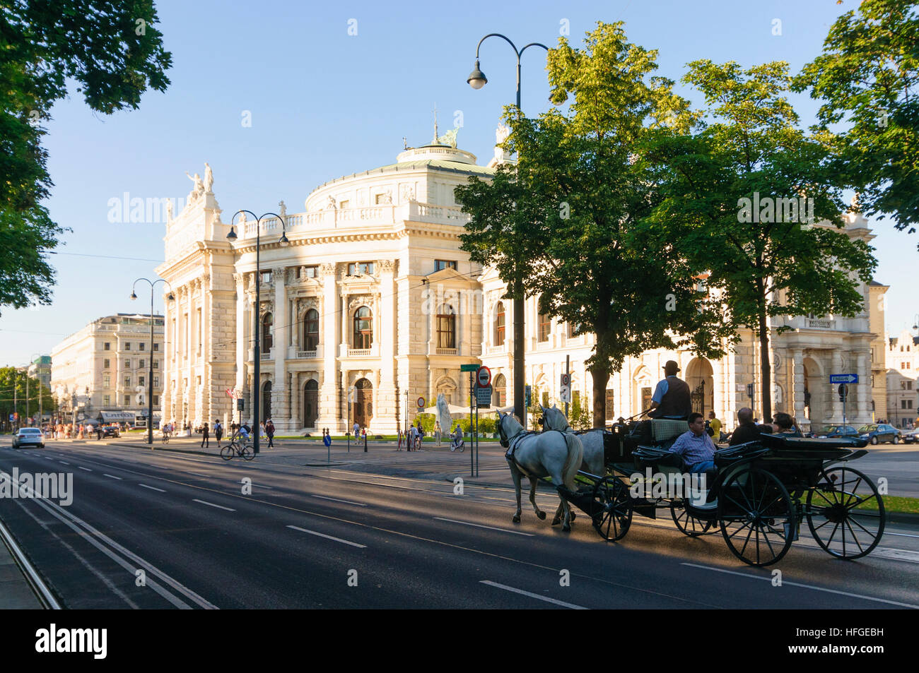 Wien, Wien: Theater Burgtheater, Ringstraße, Fiaker (Pferd Cab), Wien, Österreich Stockfoto