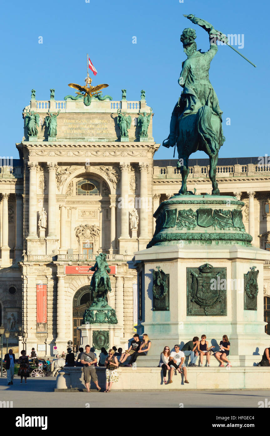 Wien, Wien: New Castle (der südöstlichen Trakt der Hofburg) mit Statue des Prinzen Eugene, im Vordergrund die Statue von Erzherzog Karl, Wien, Österreich Stockfoto