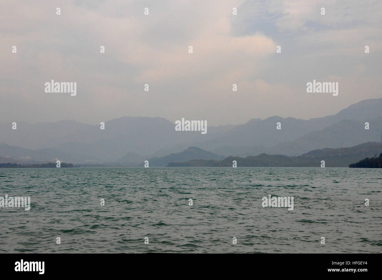 Idyllischer See mit Wellen und bergigen Blick an einem Tag Kauz Stockfoto