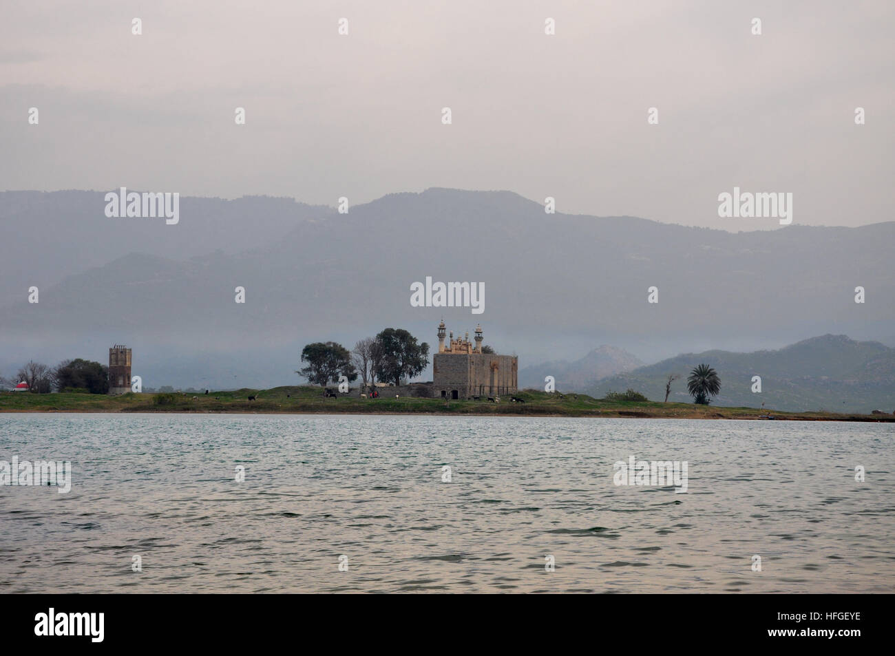 Moschee in der Mitte der See mit den Bergen im Hintergrund Stockfoto