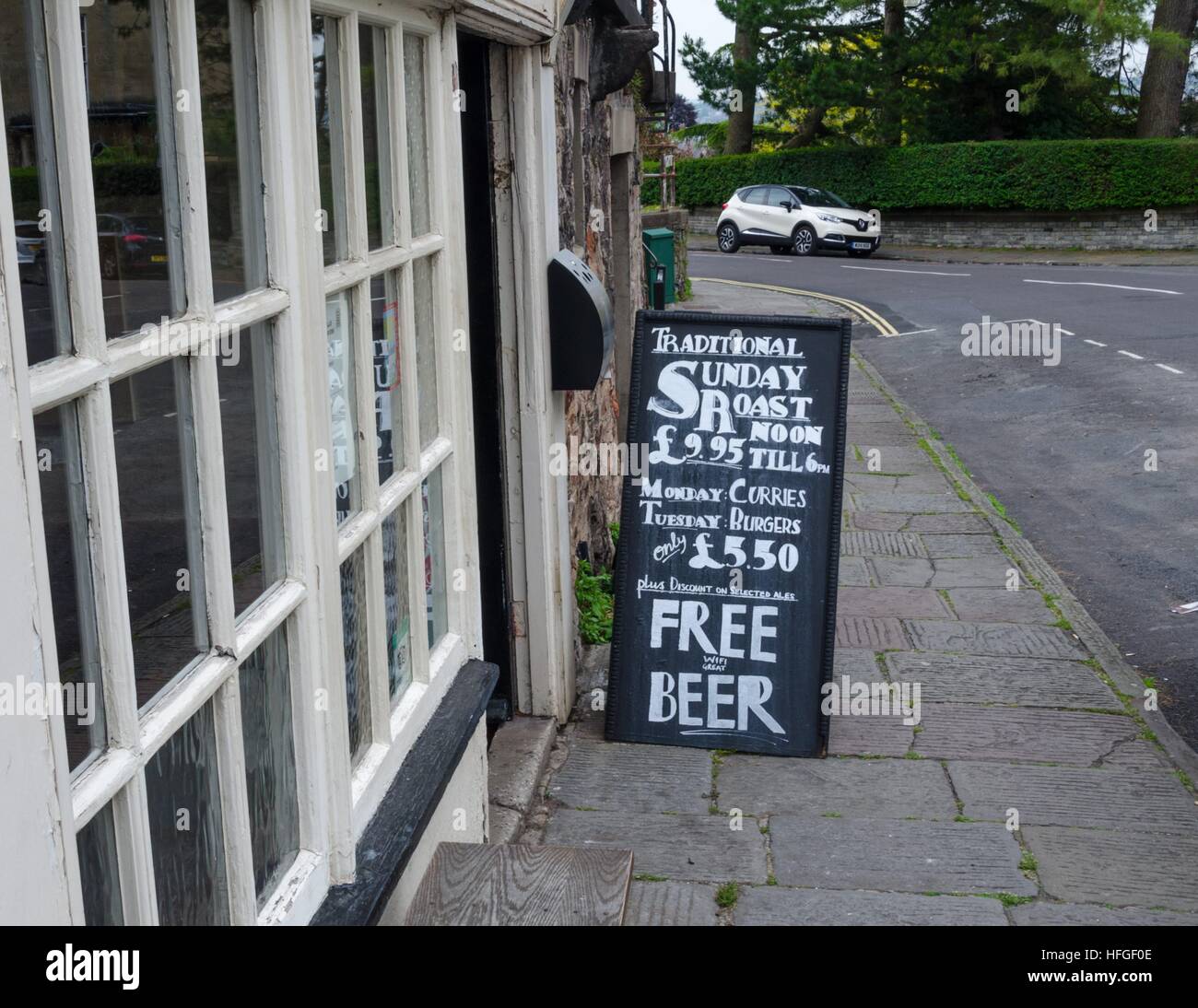 Ein humorvolles Schild vor einem Pub in Bristol, England. Stockfoto