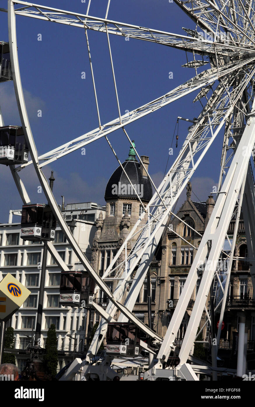 Riesenrad von Antwerpen und die Architektur hinter dem Fahrgeschäft Stockfoto