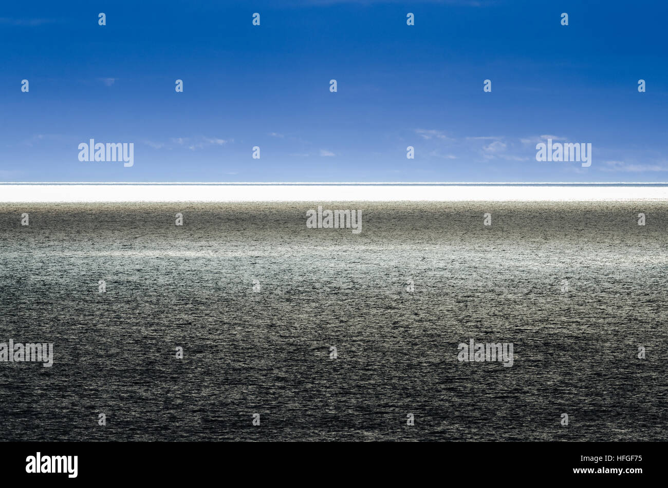 Split, dramatische blauen Horizont auf dem Meer.   Blendende Sonne reflektiert Ozean Horizont - hoher Kontrast von Umgebungen Stockfoto