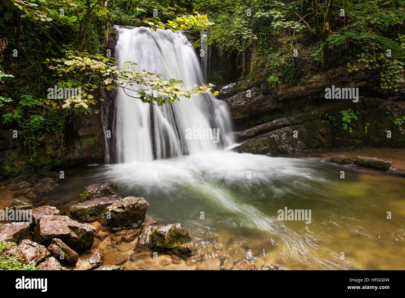 Janets Foss Wasserfall und Gordale zurück in der Nähe von Malham, North Yorkshire Dales Stockfoto